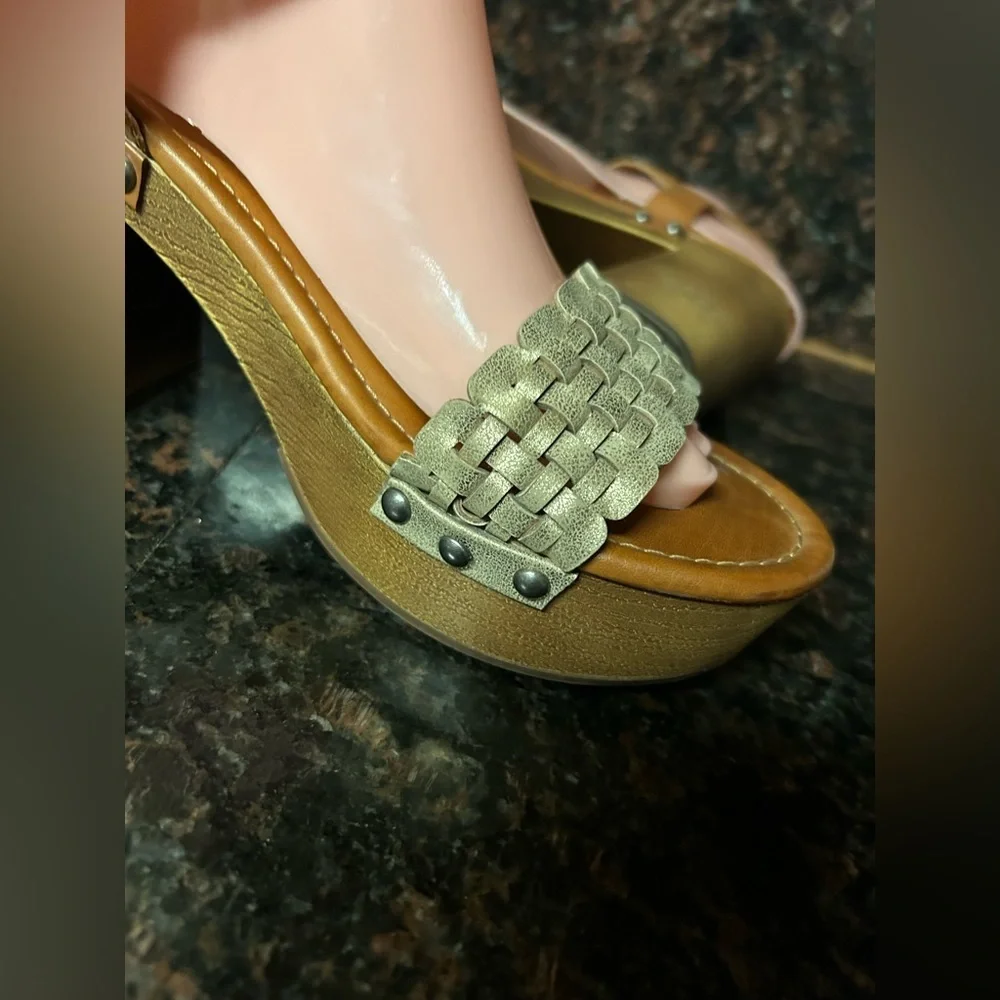 indigo rd. Daft Wooden Platform Heels 7.5